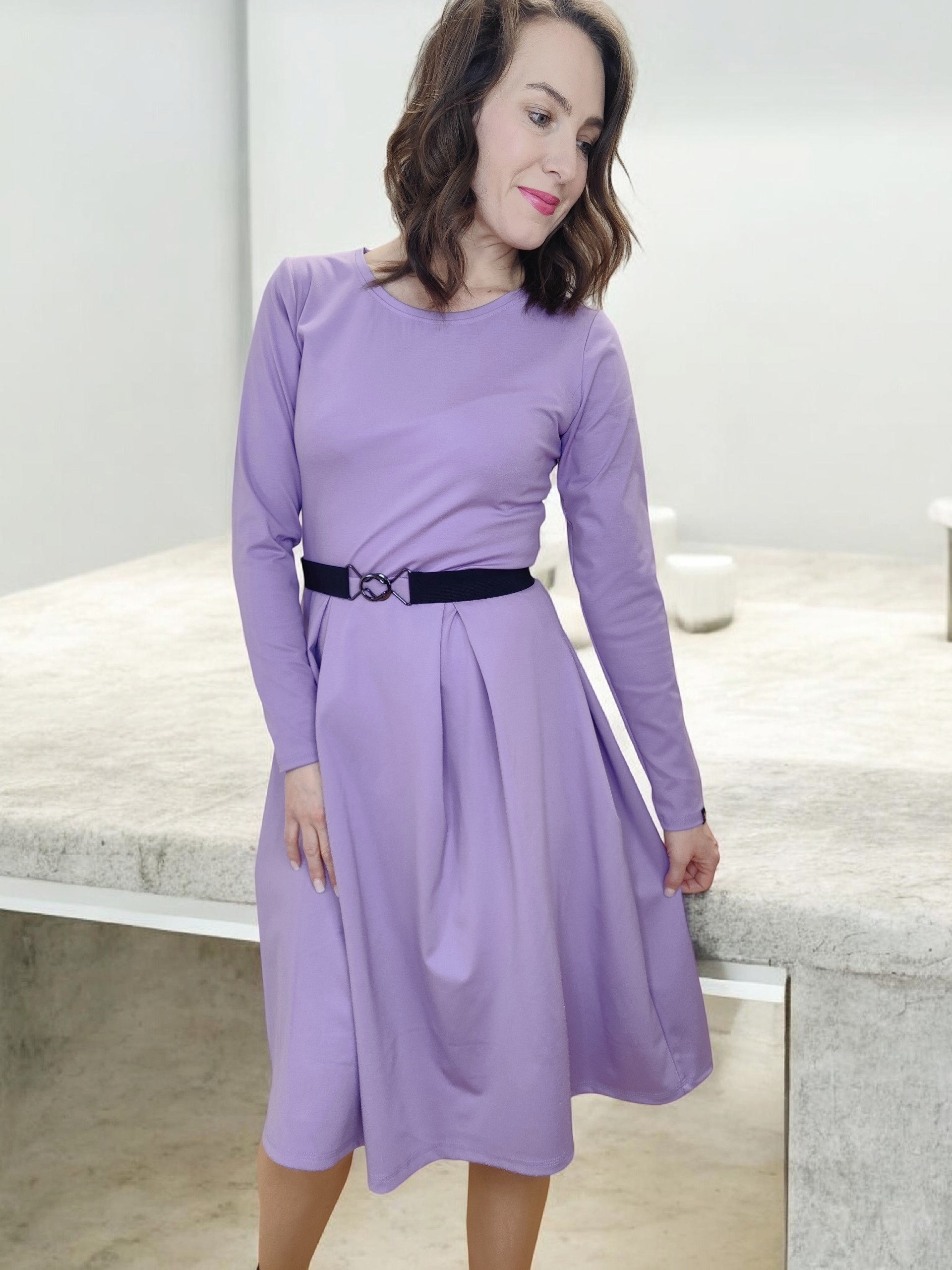 Pohodlné dámské šaty s dlouhým rukávem pro chladnější dny